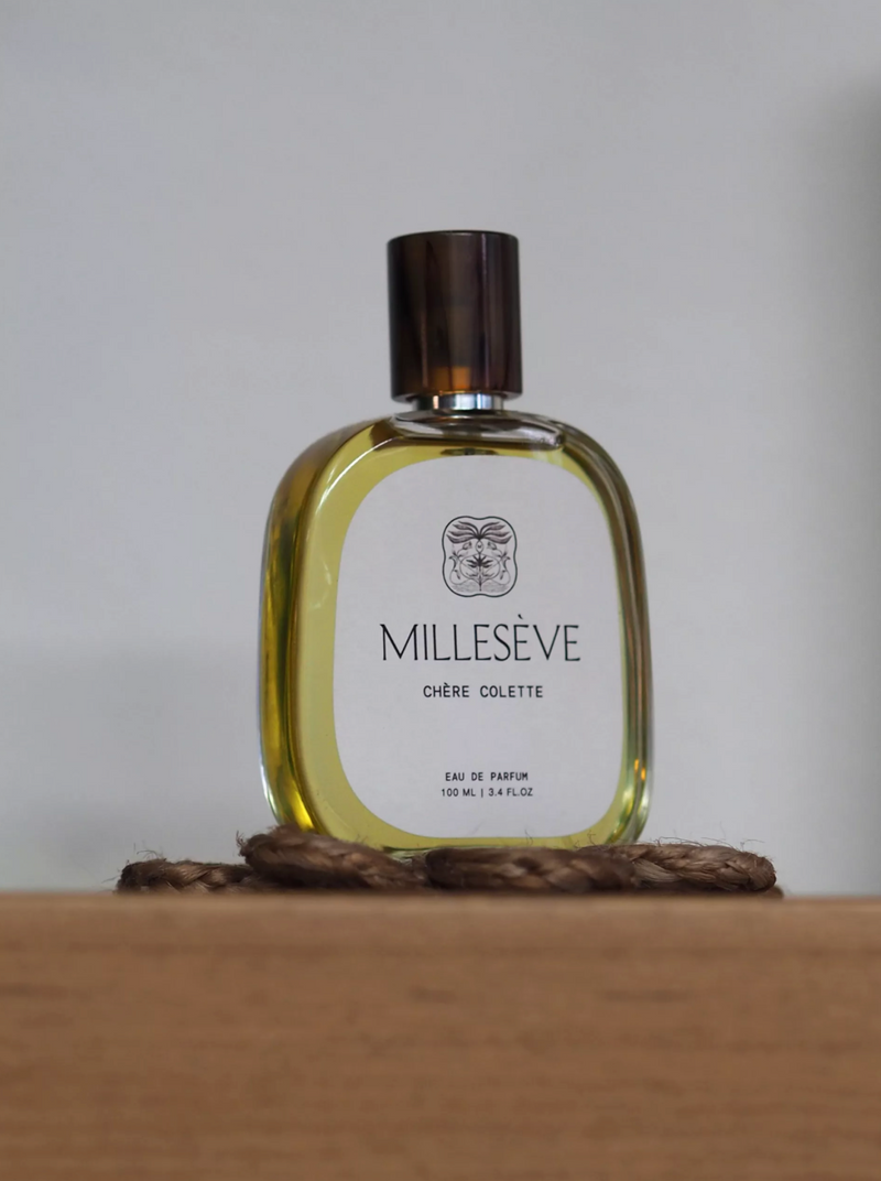 Un flacon Millesève posé sur un socle en bois, soirée de lancement Perfumato Mag